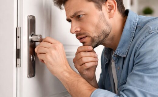 persona che controlla ripetutamente la porta per ansia legata al disturbo ossessivo compulsivo